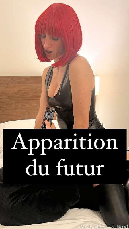 Lety Howl, une poupée Latex futuriste au cheveux rouge arrive du futur car un homme timide et masqué vient de passer commande. Sa surprise est remplacée par du plaisir et il utilise toutes les fonctionnalitées de cette android pour finir par jouir sur sa robe.
---
Lety Howl, a futuristic Latex doll with red hair, arrives from the future because a shy, masked man has just placed an order. His surprise is replaced by pleasure and he uses all the features of this android to end up cumming on her dress.