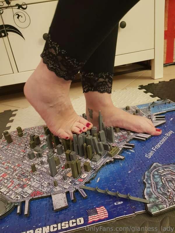 Giantess_Lady destroys San Francisco