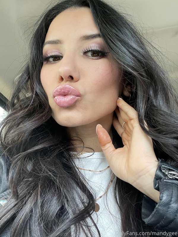 Hey there. 😘 How is your weekend going? 🥳 Don't forget to ch..