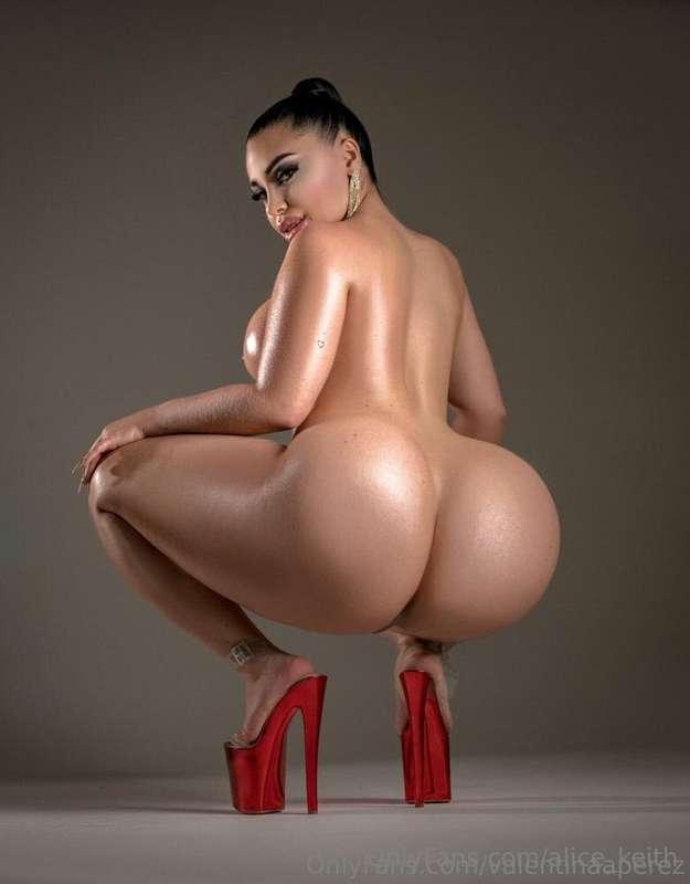 CURVY COLOMBIAN QUEEN @valentinaaperez WITH THE MOST DELICIO..