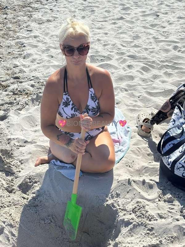 New videos posted! Outside in public with no prosthetic on a..