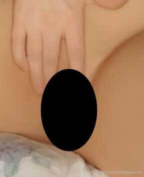 I’m so horny right now, spreading my pussy open so you can s..