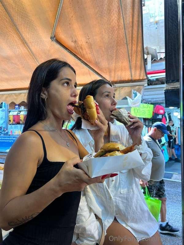 מתענגות בציבור