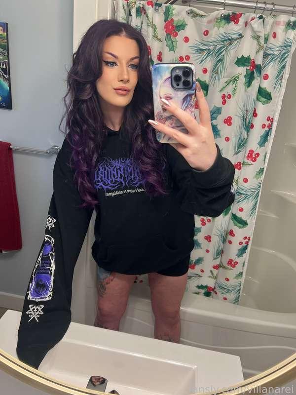 Fluffy hair n big hoodies 💖

#fyp #purplehair #goth #tallgirl