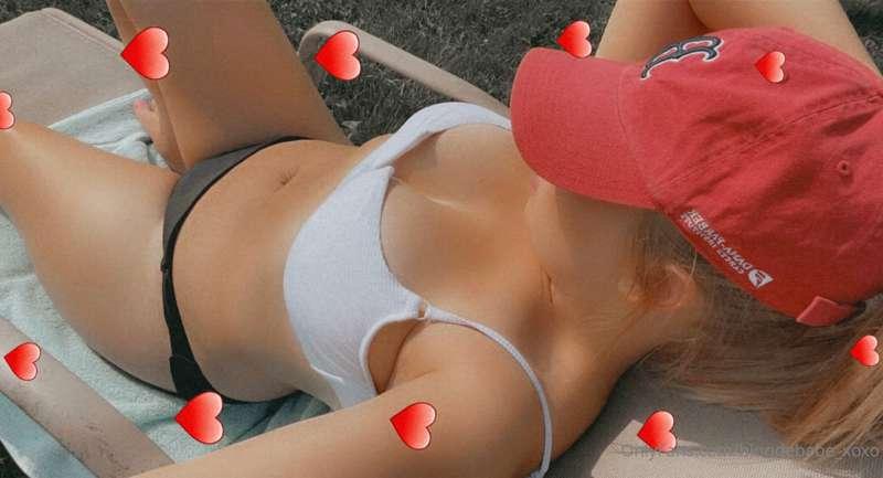 Tomorrow is Valentine’s Day 💋 
Would you like to buy me a bo..