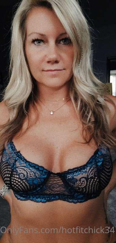 Its Thursday!  Who's ready for tonight? 💋💋
