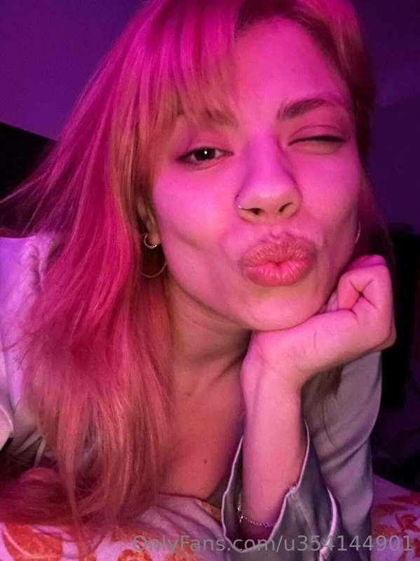 AIR kisses for u .😘