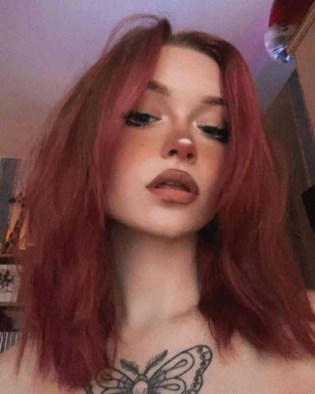 Selfie Wednesday? Does it work…. Probably not but idc 🩷🖤