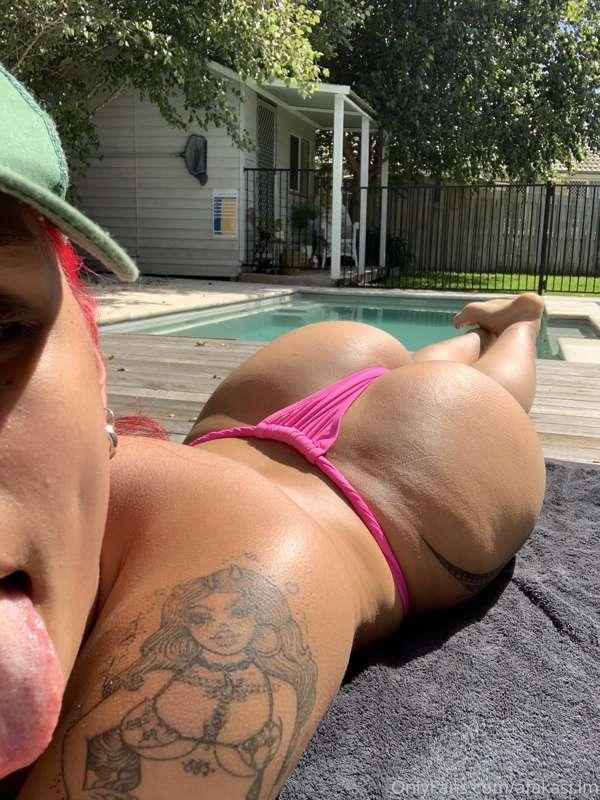 Happy FRIDAYYY 💦