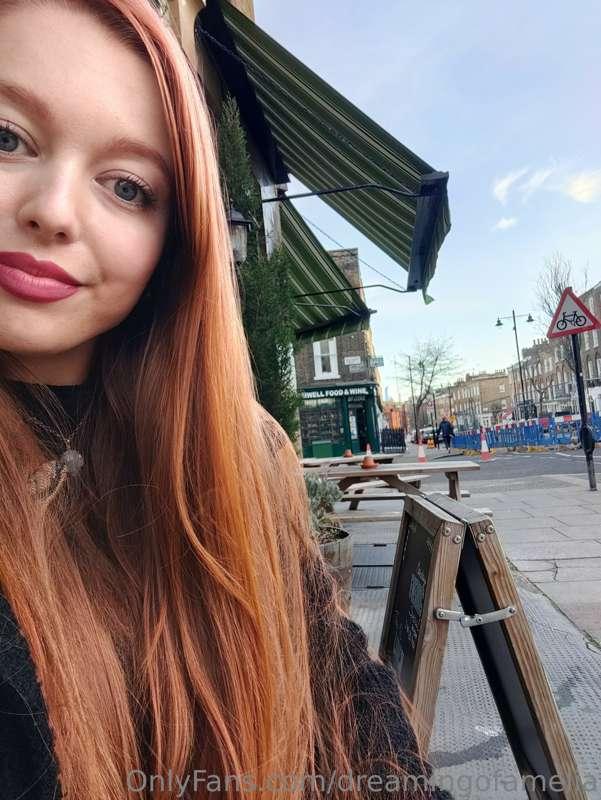 Out n about, sitting on the street with a cider 🍎🍺