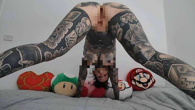 Twerking naked and hard for you in the bed. Mmmmm my booty l..