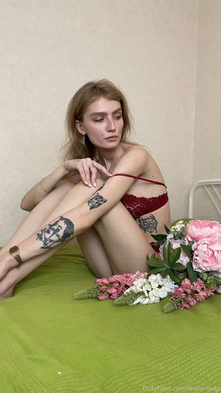 it seems the strap is falling, can you help her?😋