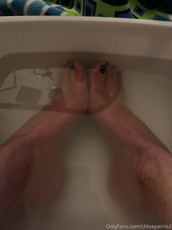 I even have nice feet. 🔥 I am pampering them this evening. ♥..
