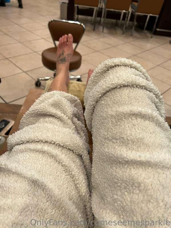 For feet 👣 fetish Friday I got a pedi 🥰
Don’t they look pret..