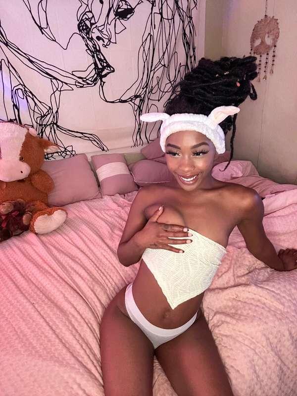 Which one you like, pink undies or a white one? 🙈🙈