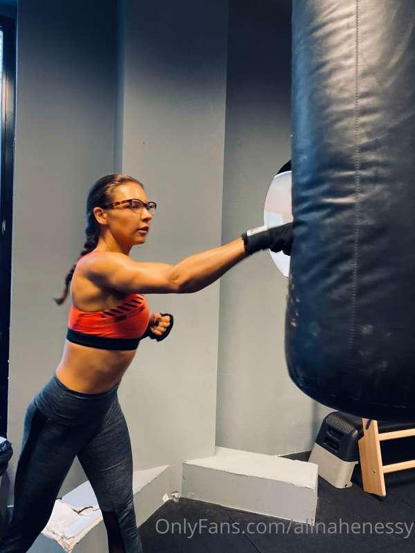 How do I look hitting? 💪🏼🥊