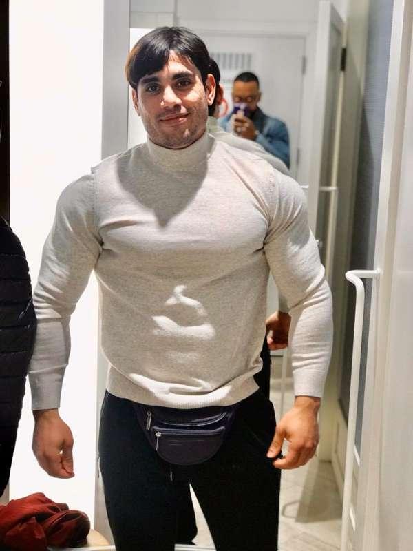 i dont like cold days, cos i wear to many cloths that hide m..