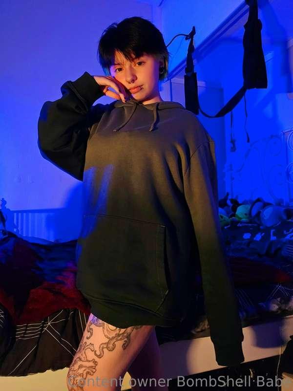 I wonder what is under this jumper 🤔
Do you like my new set?