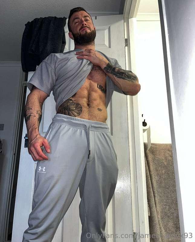 Pre workout checks 😜😜 wanna come get sweaty with me ? 