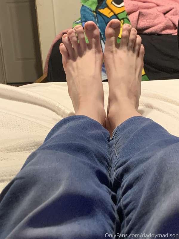 Worship my feet 

Send to me