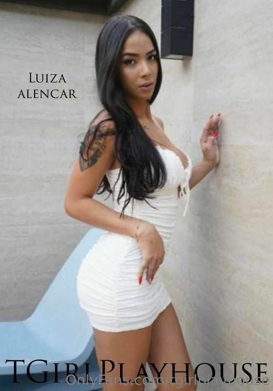 Boy do I have a beauty for you guys.
Luiza Alencar is smokin..