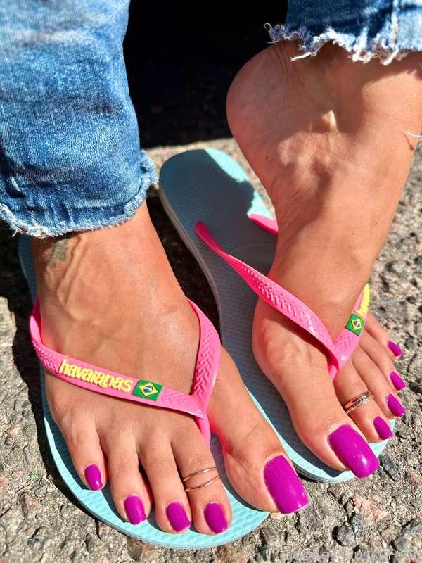 It’s Friday! Lick my flip flops 