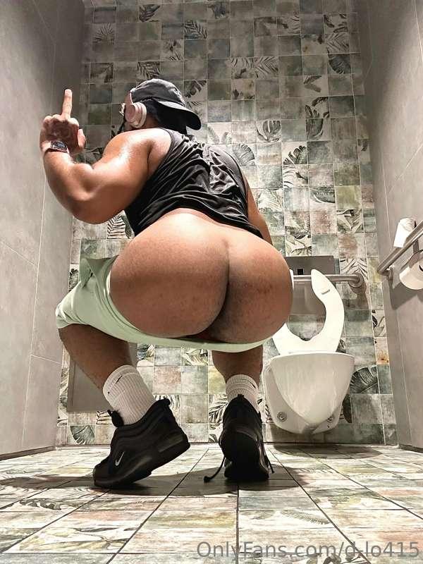 At the gym bout to go get a nice sweaty workout but first le..