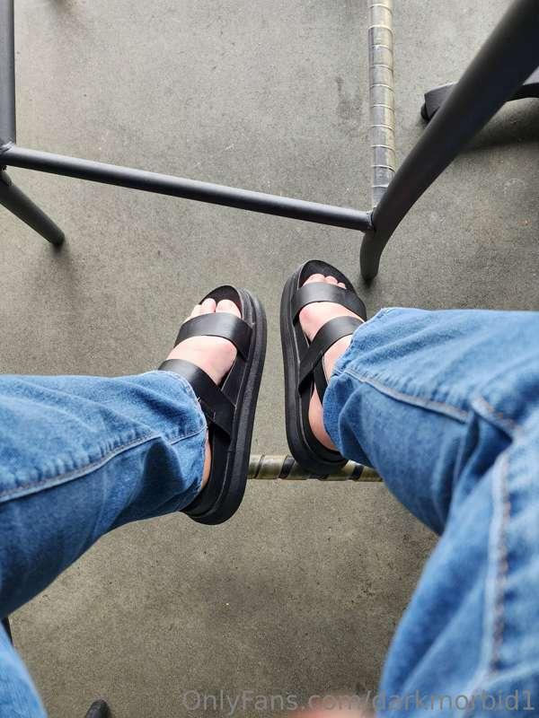 Haven't worn these is a while. Do you like sandals 🤔