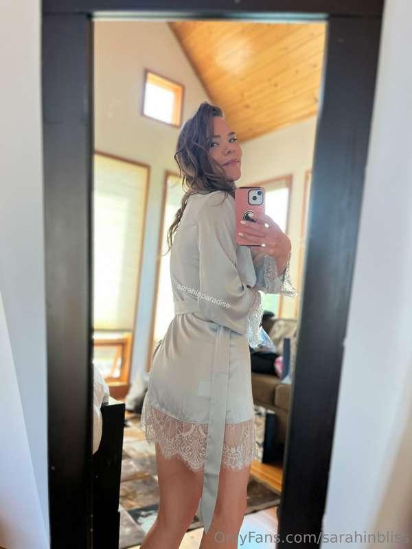 Want a little striptease that starts with this robe? Unlock ..