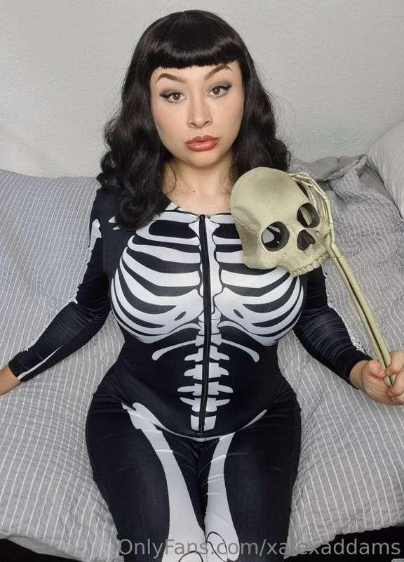 I wanna make your day spook-tacular 🤭💕🦴
