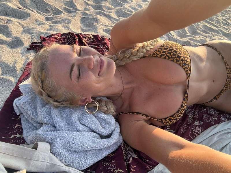 who wants to chill at the beach with me? 🤭