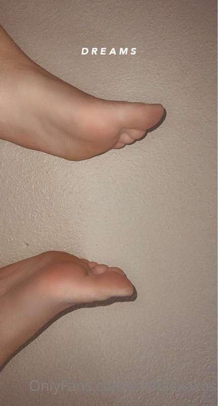 who wants a foot job 🤫