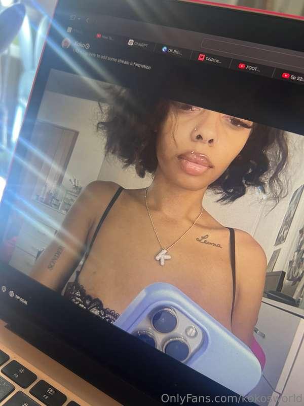 I'm live rn bae, come talk to me ☺️💋