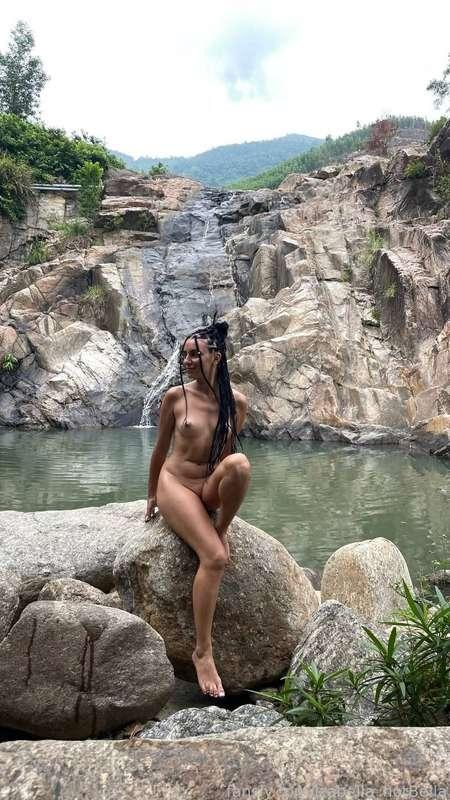 Do you like nature? 

#outdoor #nature #naked #nake #strip #smalltits #free #latinos #braid #nicegirl #petite 

@Izabella_Bella