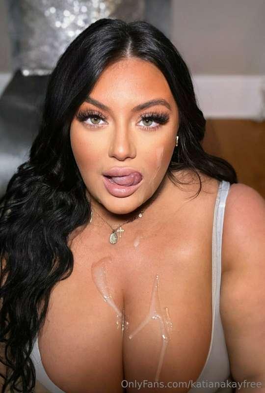I literally CANNOT with @ashbovaxo 🤤🔥🤍 she’s the hottest New..