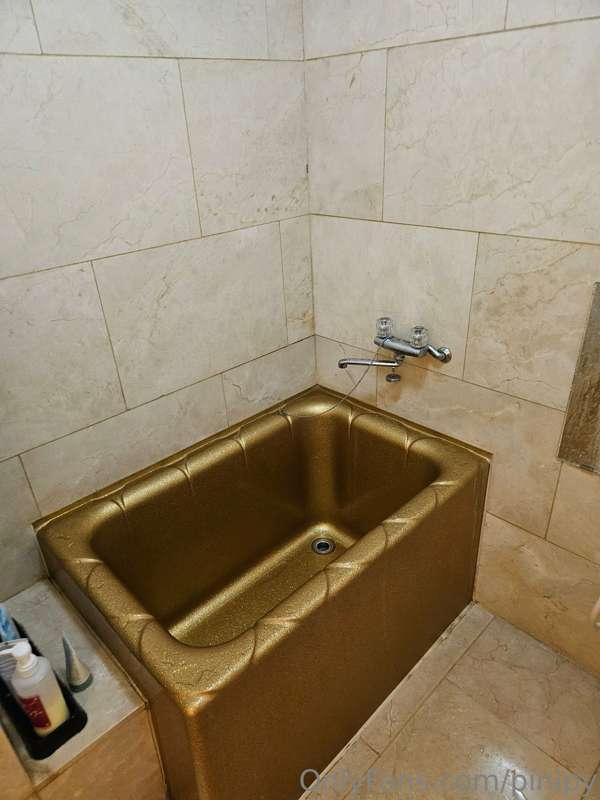Henlo, boutta use this bath room to shoot some content. If a..