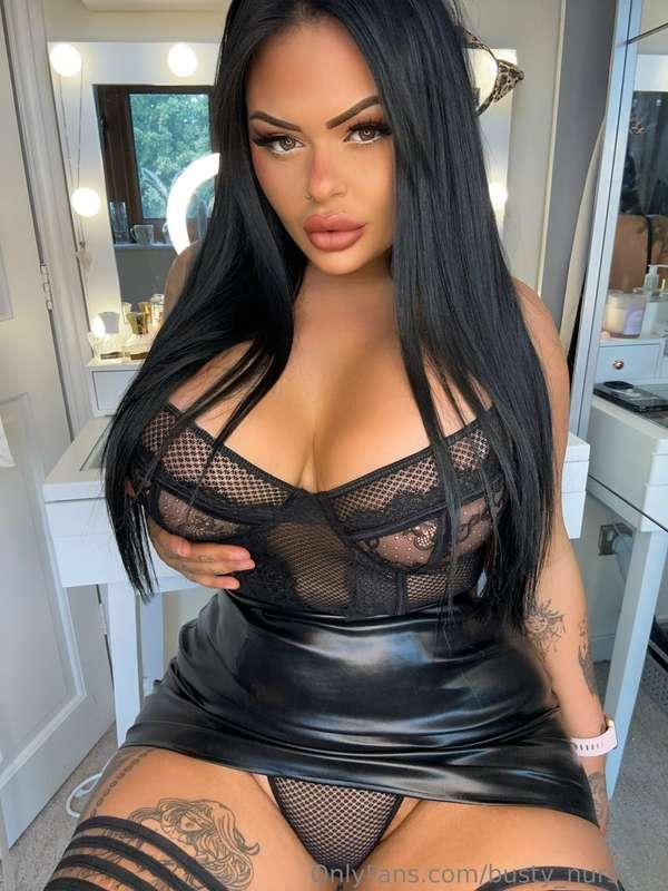 Evil boss? Or hot PA? 😈