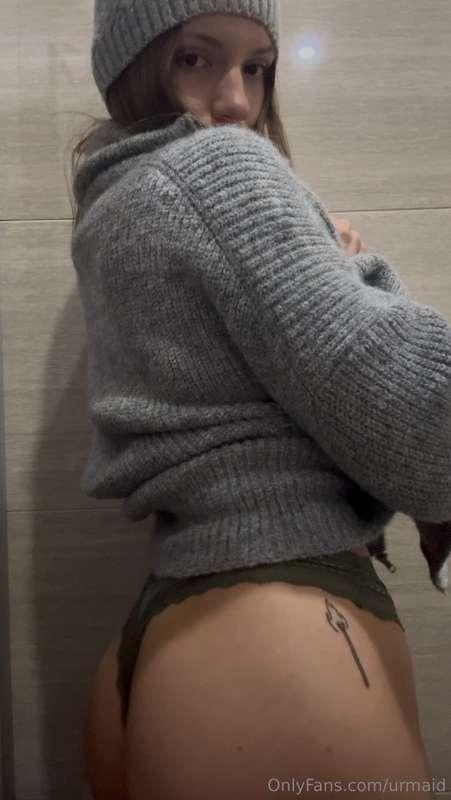 pull my panties down and fuck me in the stall 🥵