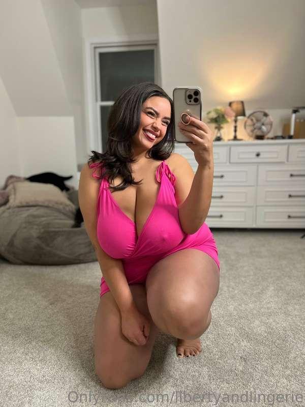 Would you take me out in this dress? 💕 
(New photo set in yo..
