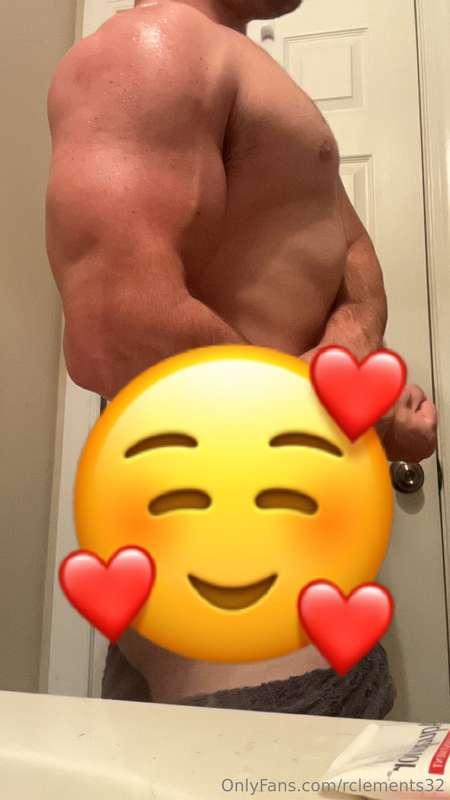 check those dms later to see me DROP THE TOWEL FULLY NAKED😍😍..