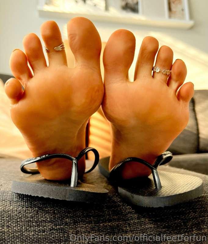 Suck my little piggies one by one 😘