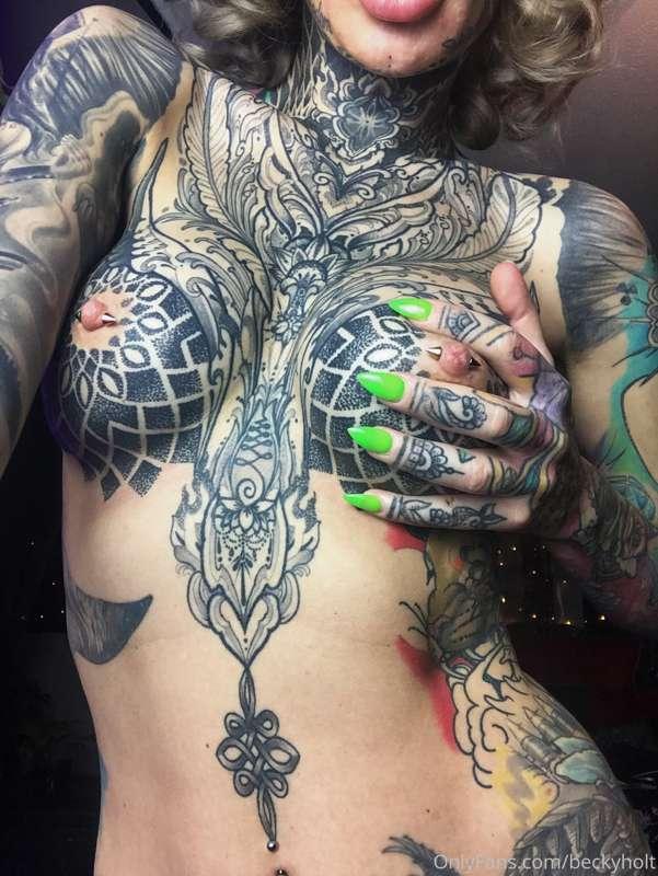 Fully nude & covered in tattoos 😈