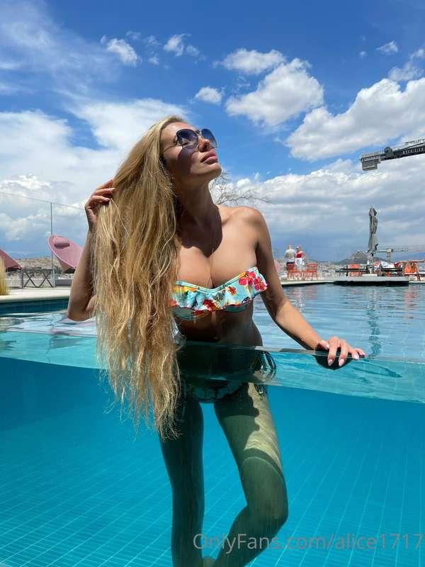 Pool party 🎉