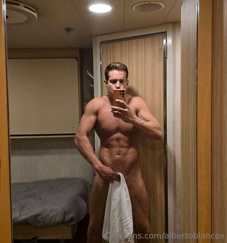 Me quito la toalla? 😋🧖‍♂️Should I take off my towel? 😋🧖‍♂️