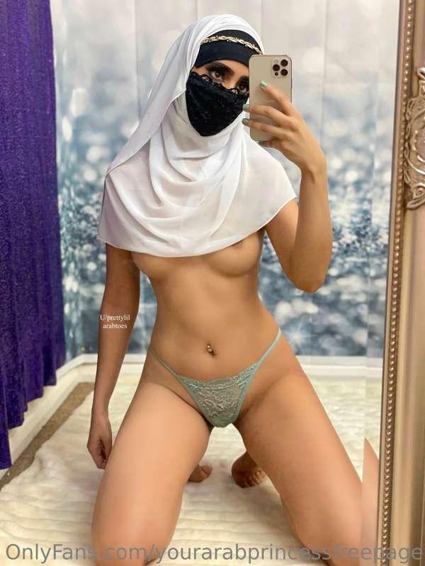I take these knickers off on my VIP @yourarabprincess 😈🥵 50%..