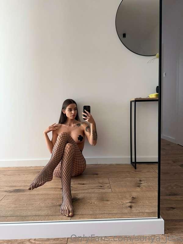 Come join me for a scandalously sexy selfie session 🖤