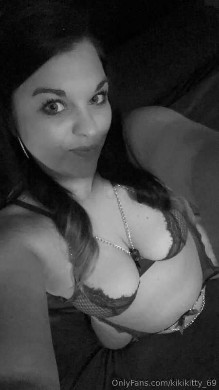 Happy Hump Day! Who wants to sext with a horny mama? DMs ope..