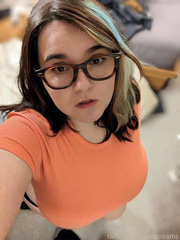 oh wow 😳 you all REALLY liked my velma set huh? 😋 

hope everyone is having a nice start to their week ❤❤❤

#fyp #british #bigboobs #curvy #twitch 