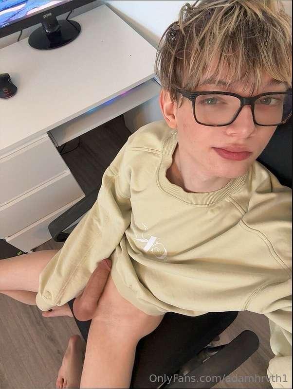 Anyone wanna help out while i game?🤭