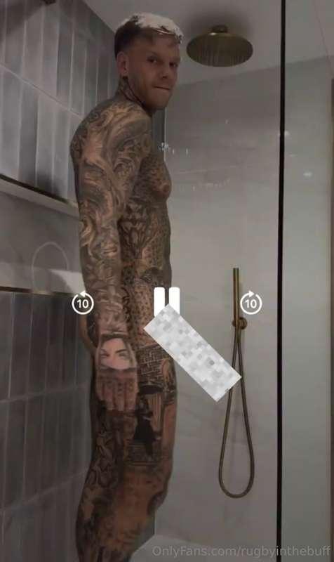 OMG.. We’ve just got sent the leaked footage of this HUNG ru..